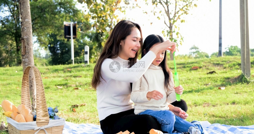 亚洲家庭肖像父亲和母的家与女儿一起享受轻松的探亲之旅与家人一起吹泡以自由的生活方式家庭节日康白天大餐夏花园男人图片