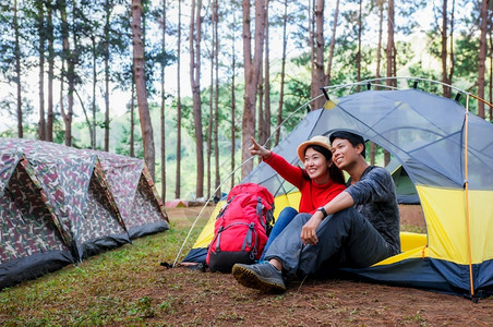 冒险森林快乐的情侣在大自然上露营图片