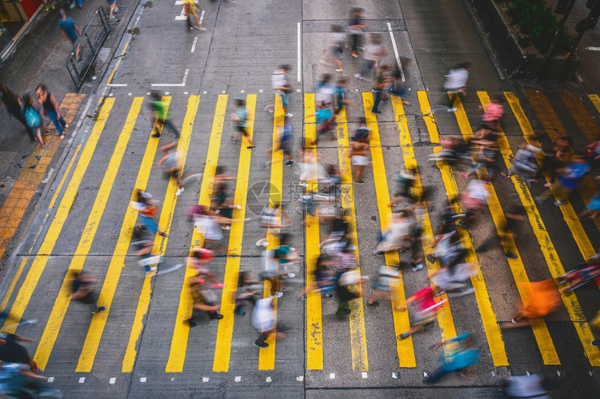 运输城市的忙碌黄色斑马是香港交通和横行的标志在香港街对面Mongkok车站附近的Mogkok车站附近黄色斑马代表着康川交通和叉路图片