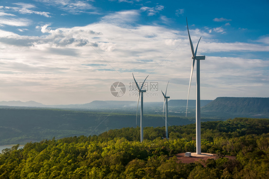 生态的拉差司马行业泰国NakhonRatchasima省KhaoYaiTieng大坝上空蓝色天的电风涡轮景图片