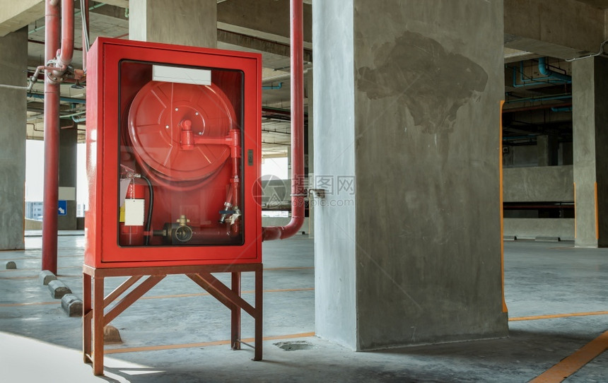 窗户或者洒水器红色消防设备柜或火装置灭箱位于停车场紧急消防排出器滚式管道水和中安全第一概念有选择突出重点在车辆停放处安装一个红色图片