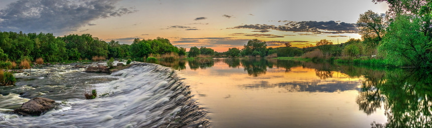 车站乌克兰米吉亚日落村南Bug河大坝的美丽景色在一个阳光明媚的夏夜晚在日落时河边大坝的美丽景色村庄的图片