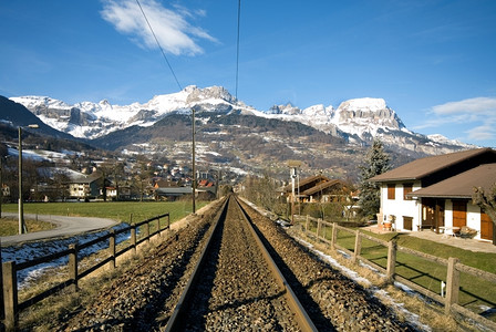 瑞士日内瓦与法国查莫尼克斯之间的一个高山城镇崎岖农村明尼斯图片