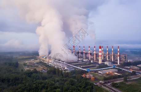 在大面积地区的煤电站上方蒸汽烟雾机器正在用和云层空中观测气污染以及燃煤发电厂的空中观察来努力在早上产生电流浪费煤炭结构体背景