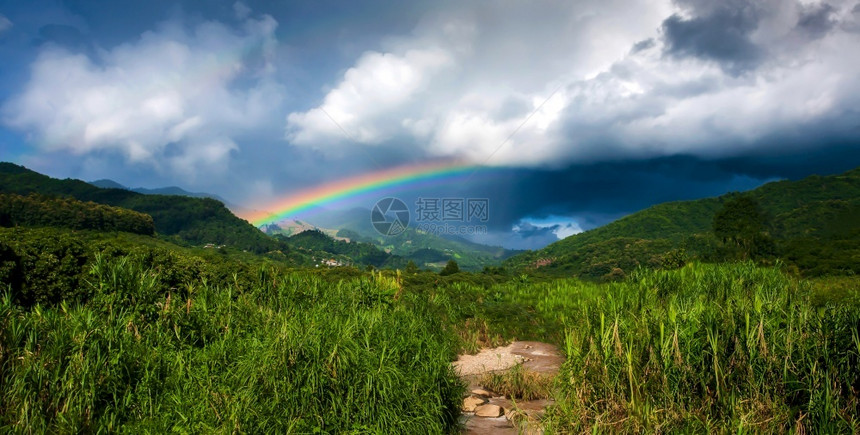 松弛假期雨天在山谷风景一片绿林和缅甸边境附近的一条溪流上满彩虹Soft以彩虹为焦点公园图片