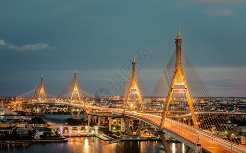 具体额水高的曼谷泰兰Thailand05Jul201Bhumibol悬浮桥在晚上横跨ChaoPhraya河跨越ChaoPhraya河是背景