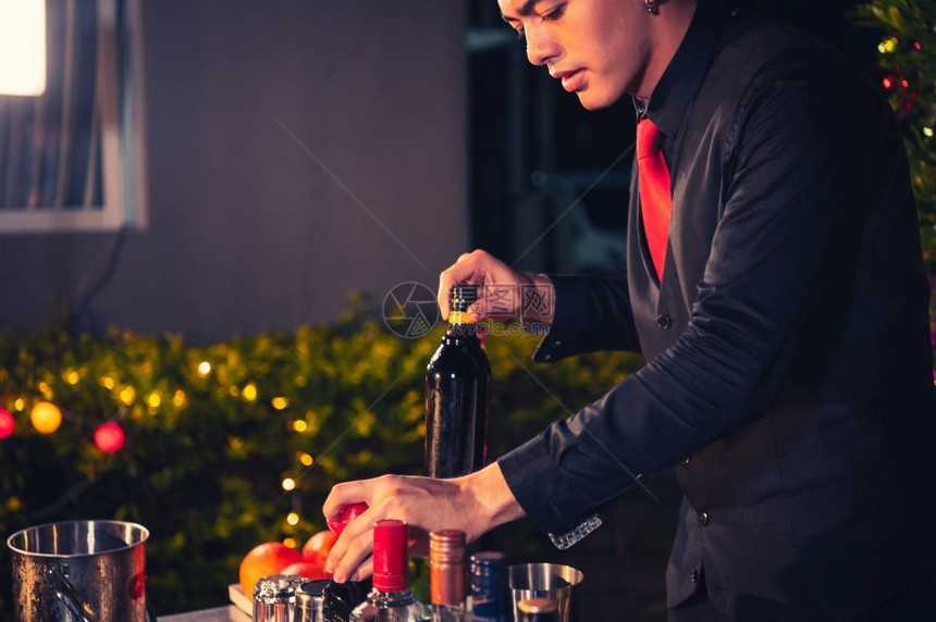 夜生活正式的专业酒保在杯中准备新鲜柠檬鸡尾酒夜吧俱乐部用冰加对抗职业和人们的生活方式概念外表背景套装图片