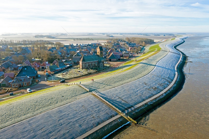 摄影在荷兰一个美丽的冬季天气从维埃鲁姆村起飞的空中机风蓝色的图片