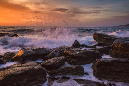 支撑清晨在黑海岸边的水喷出惊人巨美丽运动岩石上模糊的海浪户外黄昏图片