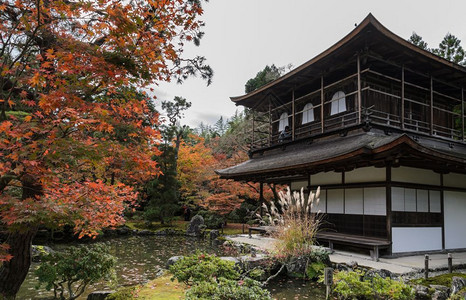 银阁寺桥湖在日本京都秋色时银九寺的幕馆图片