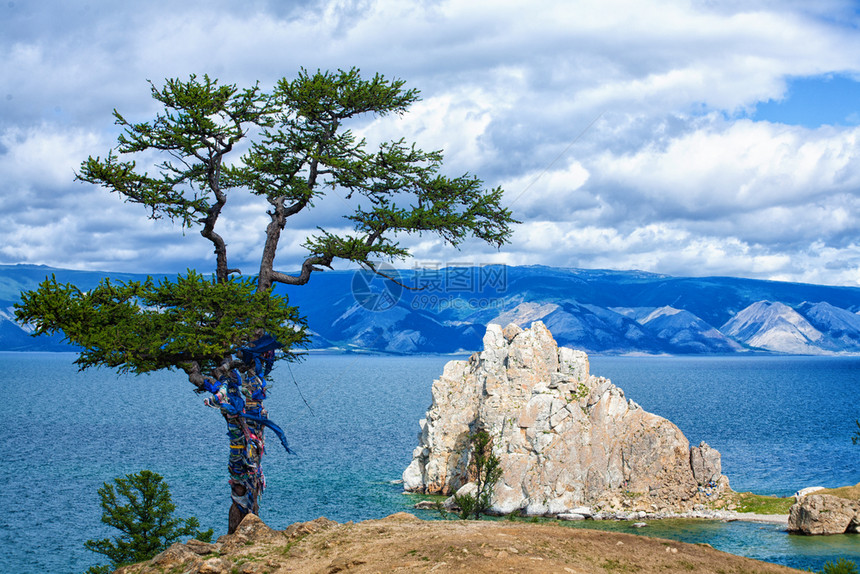 俄罗斯西伯利亚岛Baikal的Olkhon岛布尔汉角的神圣西伯利亚石沙曼卡美景与绿长者一起在云雾夏日蓝色的山美丽图片