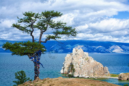 萨满教俄罗斯西伯利亚岛Baikal的Olkhon岛布尔汉角的神圣西伯利亚石沙曼卡美景与绿长者一起在云雾夏日蓝色的山美丽背景
