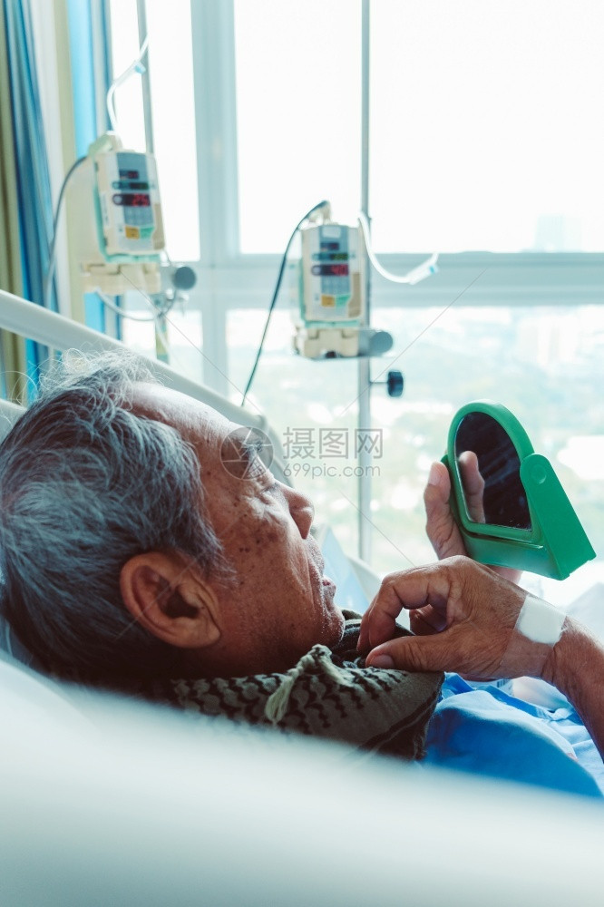 老化悲伤病床上的老年人曼谷图片