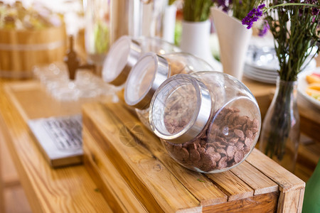 玉米碗糖长的玻璃罐在饭店自助餐厅桌边装饰上配有早餐谷物的图片