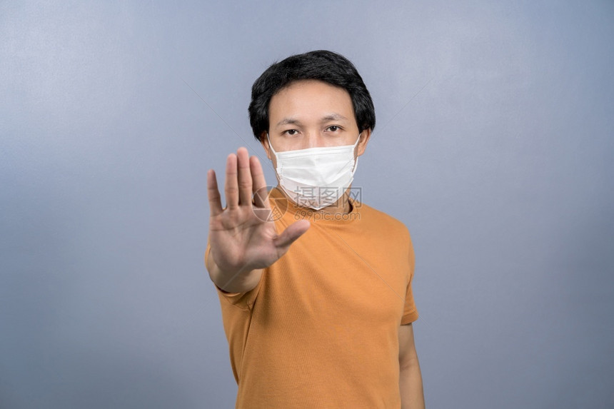 身戴外科面罩的亚洲男子肖像不说对蓝色背景共生19年爆发和大流行病保健和防范毒概念的冠状感染采取行动b使用抗工具污染安全风险图片