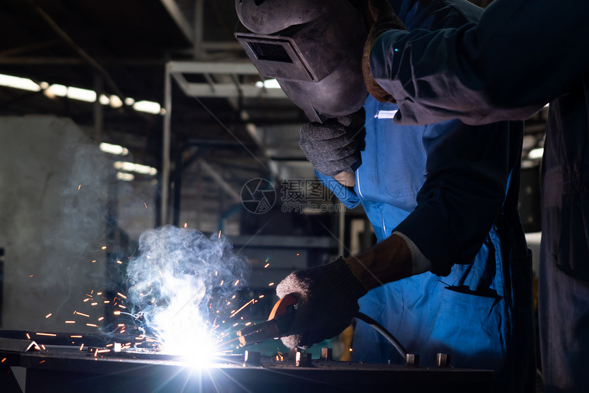 焊工火炬熟练的金属工人在厂使用弧焊机同时佩戴安全设备金属制品造和建筑维护服务通过手工技能劳动概念熟练的金属工人在厂使用弧焊机家图片