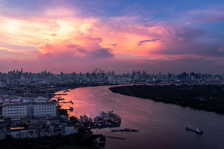 泰国曼谷201年5月日泰国曼谷深原里亚河的美丽曲线在傍晚时间等待夕阳最后一天光亮的好时尼斯城市风景选择焦点景观旅游建筑学图片