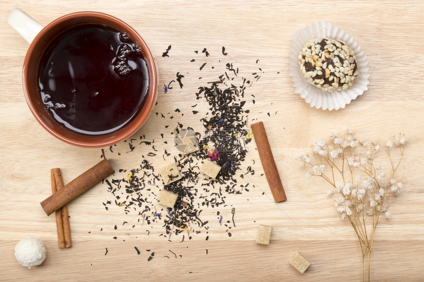黑茶和美味的糕点在床上吃早餐黑茶和美味的蛋糕糖香气热图片