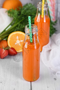 有机的糊涂那些脱毒饮料新鲜制成胡萝卜草莓橙汁为监测健康的人图片