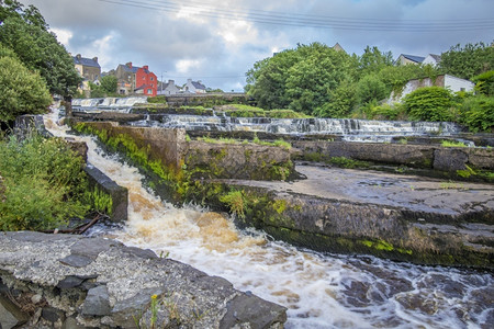 爱尔兰CoClareEnnistymon小城镇的瀑布户外县伦图片