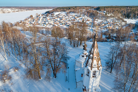 柳博夫伏尔加河岸边的普柳斯镇俄罗在乌彭基索博尔大教堂山和遥远城镇空中冬季观天地区景背景