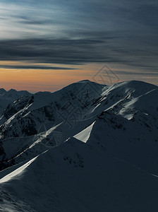 波兰扎科帕内塔特拉山上日落的冬季戏剧风景旅游寒冷的黄昏图片