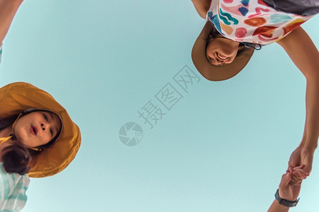 相机3名亚洲女低角度视野可爱三个亚洲女低角度视握手圈环绕着连续镜头在下面拍摄概念旅行快乐和有趣的生活方式友谊PastelVest背景图片