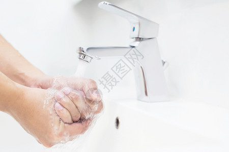使用肥皂洗手消毒特写背景图片