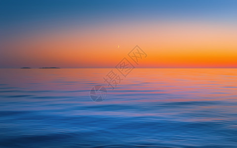 卡累利阿美丽的无风红黄日落后在清空中的新月亮反映在流水表面中抽象运动以橙色蓝和复制空间俄罗斯Onega湖的紫色颜模糊了海景背背景图片