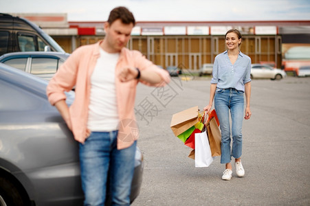 购物场食物为了男人丈夫在超市汽车停场等妻子快乐的顾客在购物中心附近买东西有车背景家庭伴侣在市场丈夫超停车场等妻子幸福的顾客在超市停车场背景