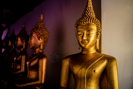 贝拉达玛帕精神金子在WatPhraSiRattanaMaha的许多雕像也被称为WatYai是一座佛教寺庙这是泰国Phitsanulok的背景