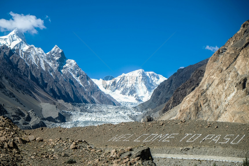 谷巴基斯坦GojalHunzaGilgitBaltistan的Karakoram山脉Pasuu周围山群环绕美丽巴尔蒂斯坦图片