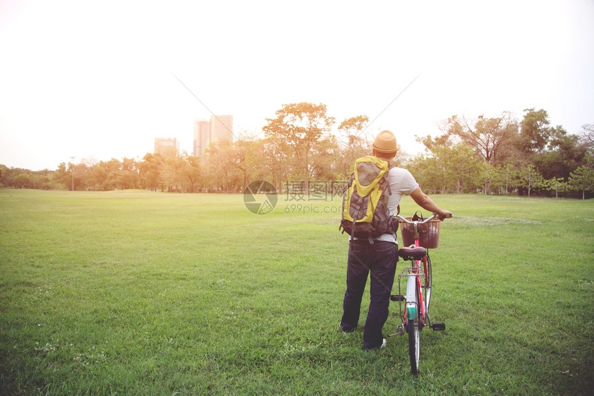 街道青年男子背包前往使用自行车城市帮助减少全球变暖自然保护概念b利用自行车前往城市积极的标题图片