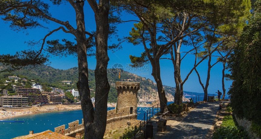 闲暇欧洲蓝色的西班牙加泰罗尼亚州科斯塔布拉瓦古城堡托萨德马尔村和海洋的景象图片
