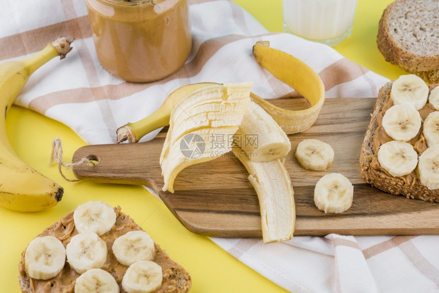 小吃展示高清晰度光照有机香蕉花生黄油桌彩蛋白的优质照片好样的画像奶油图片