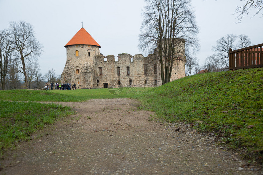 2019年月2日拉脱维亚十三世纪城市塞西斯堡秋末有公园历史建筑学美丽的童话图片