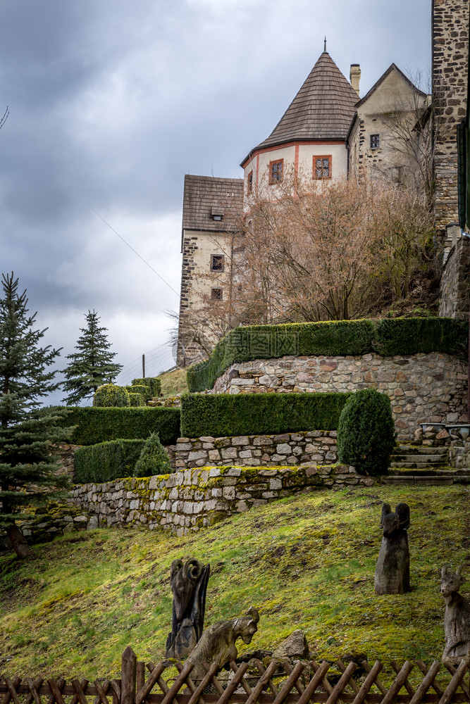 在捷克KarlovyVary度假胜地附近的中世纪皇家城堡建筑学观光图片