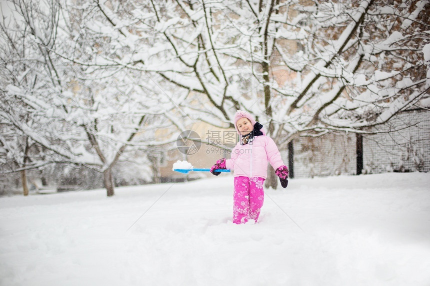 雪地里玩耍的女孩图片