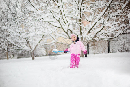 雪地里玩耍的女孩图片
