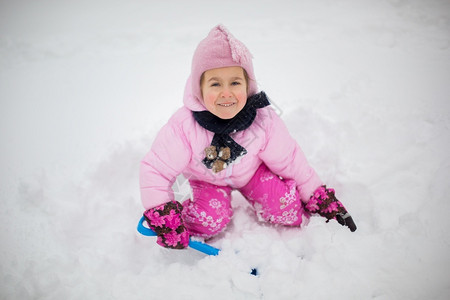 雪地里玩耍的小孩子图片