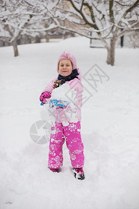 雪地里玩耍的小女孩图片