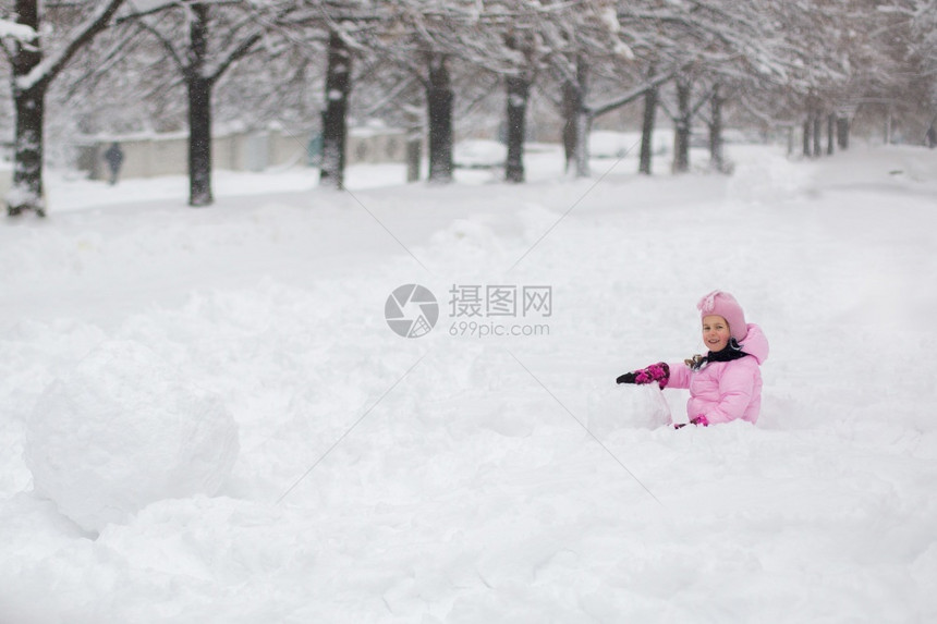 在雪地里玩耍的女孩图片