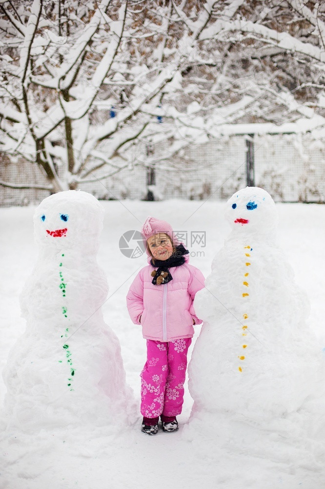 在雪地里玩耍的小女孩图片