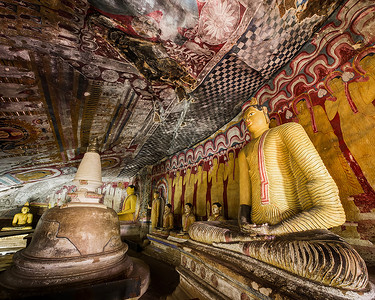 拉扑楞寺里面寺庙许多佛像的惊人景象和在斯里兰卡圣金寺丹宝拉洞穴内雕刻的宗教在斯里兰卡旅行目的地浅浮雕背景