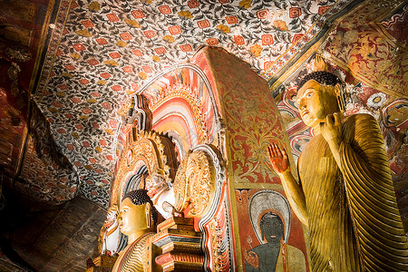 拉扑楞寺游客古老的异国情调许多佛像的惊人景象和在斯里兰卡圣金寺丹宝拉洞穴内雕刻的宗教在斯里兰卡旅行目的地背景