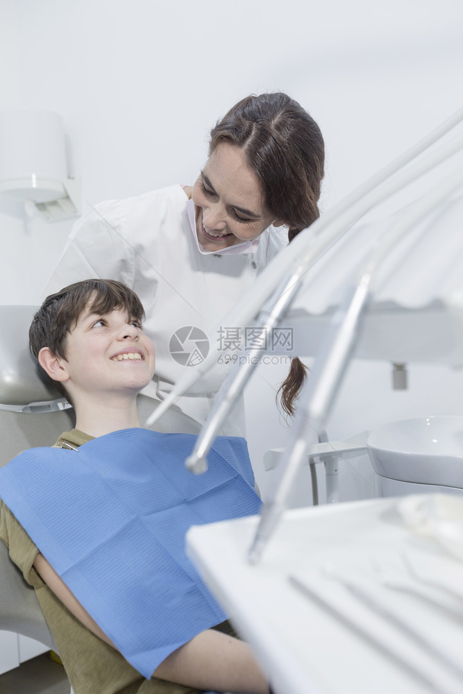 助手技术一位检查诊所小男孩牙的医肖像外科图片