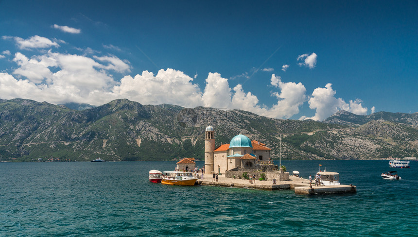 建筑学船旅游在黑山科托尔湾一个岛上的岩礁教堂圣母在一个阳光明媚的夏季日子里我们黑山岩石教堂女神在黑山的一座岛屿上图片