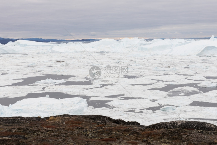 变暖格陵兰的北极地貌与冰山格陵兰的北极地貌在迪斯科岛周围有冰山环境川图片