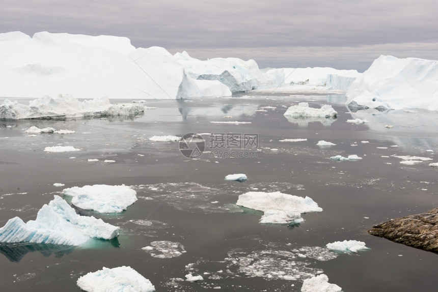 情绪云秋天格陵兰的北极地貌与冰山格陵兰的北极地貌在迪斯科岛周围有冰山图片
