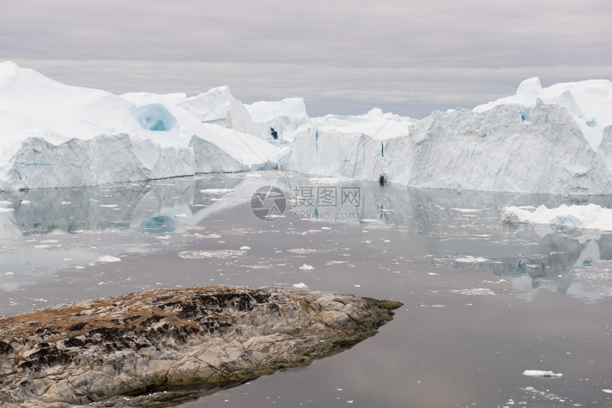 凉爽的积极Disko岛和Ilulissat周围格陵兰的北极地貌以及带有冰山的Ilulissat高的图片